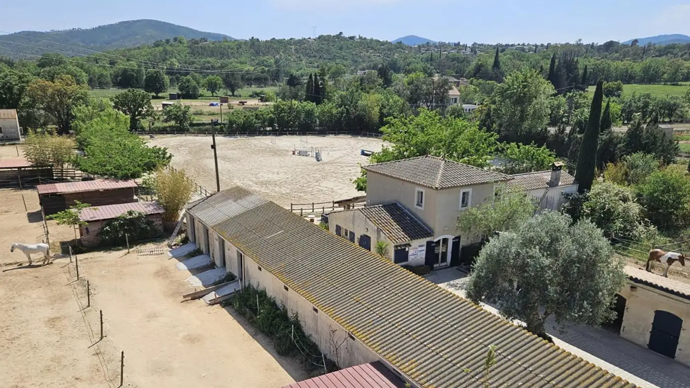 Les écuries de la Rouvière à Roquebrune-sur-Argens dans le Var (83)