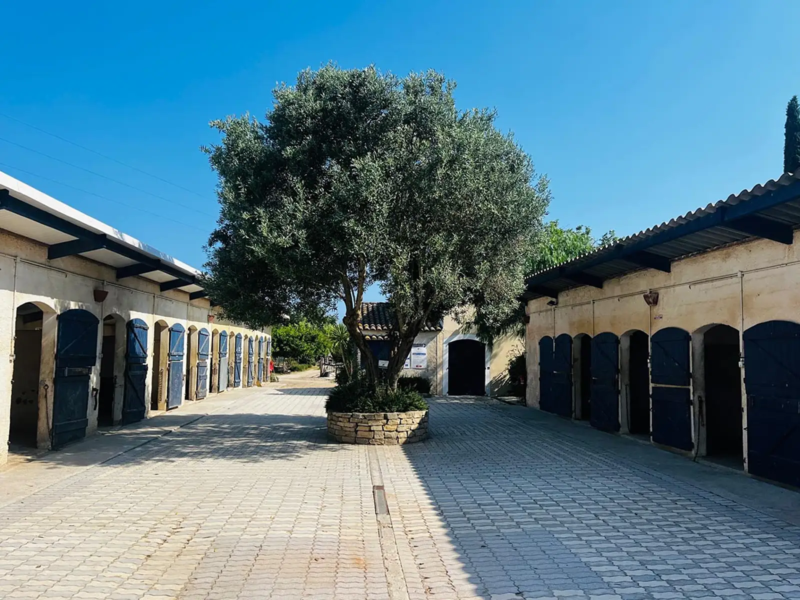 Infrastructures des écuries de la Rouvière dans le Var